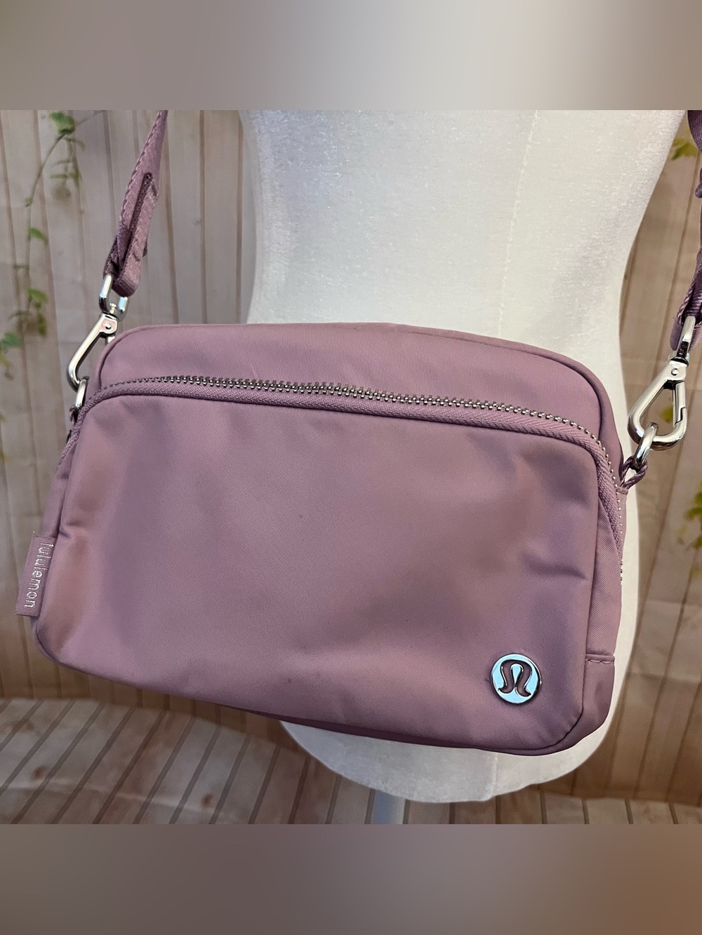 Lululemon Everywhere Crossbody Bag 2L - Picture 5 of 16